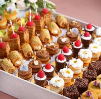 صينية الأفراح مزينة بالورد 60 قطعة حلا