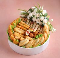 صينية للمناسبات مزينة بالورد مقالي منوع