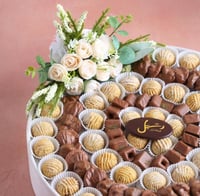 صينية للمناسبات مزينة بالورد معمول وشوكولاتة