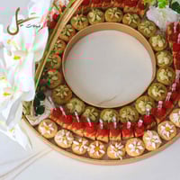 صينية خشب دائريه حلا فرنسي مزينة بالورود 78 قطعة