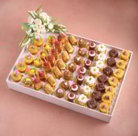 صينية الأفراح مزينة بالورد 80 قطعة حلا