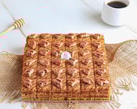 كيكة العسل السعودية بنكهه الهيل والتمر وجوز البيكا...