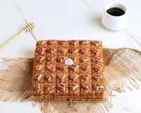 كيكة العسل السعودية بنكهه الهيل والتمر وجوز البيكا...