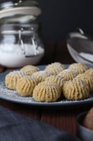 صينية للمناسبات مزينة بالورد 1 كيلو معمول