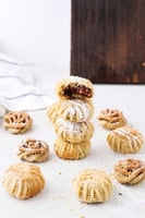 صينية للمناسبات مزينة بالورد معمول وشوكولاتة