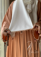 شرشف صلاة لف لحمي على بيج مزين بالكروشيه و الورد ا...