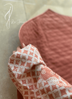 شرشف صلاة رسم باتيك لف خربزي وردي و الطرحة مثبتة .