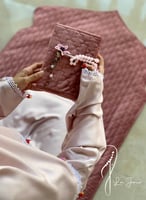 شرشف صلاة لف وردي على موف فاتح بالكروشيه و الورد ا...