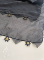 طرحة أويا بوال اسود مزينة بالورد الذهبي