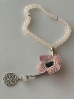 سبحة 33 وردي مزينة بوردة أويا كروشيه