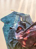 شرشف صلاة لف رسم باتيك كحلي بترولي مع فوشي