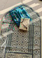 شرشف صلاة لف ازرق بالكروشيه و الورد الاويا فاخر
