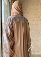 شرشف صلاة رسم باتيك لف بيج غامق و الطرحة مثبتة .