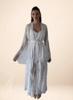 قميص نوم وروب ابيض حرير و دانتيل