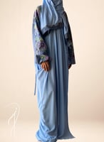 شرشف صلاة رسم باتيك لف ازرق و الطرحة مثبتة .