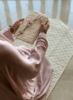 شرشف صلاة لف وردي على موف فاتح بالكروشيه و الورد