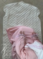 شرشف صلاة وردي لف اويا تركي و الطرحة مثبتة .