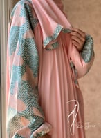 شرشف صلاة رسم باتيك لف وردي وازرق الطرحة مثبتة .