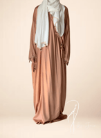 شرشف صلاة لف لحمي على بيج مزين بالكروشيه و الورد ا...