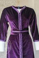 قفطان مغربي بنفسجي مع حزام أنيق
