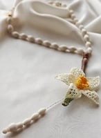 سبحة 33 عظم مزينة بالكروشيه الورد اوف وايت اصفر