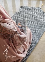 شرشف صلاة لف رسم باتيك وردي و كحلي الطرحة مثبتة