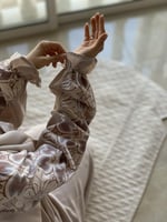 شرشف صلاة رسم باتيك لف بيج و الطرحة مثبتة .