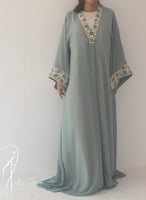 قفطان مغربي بكم واسع موف ووردي