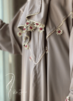 شرشف صلاة سحاب بني فاتح مزين بالكروشي يدوي