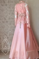 قفطان أورغانزا خربزي مطرز مع حزام