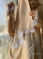 شرشف صلاة لف بيج ستان اويا ابيض و الطرحة مثبتة .