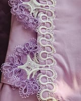 شرشف صلاة لف موف مزين بالاويا الابيض و البنفسجى