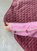 شرشف صلاة وردي بصلي سستة مزينة بالكروشيه الوردي