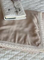 شرشف صلاة مربع مثل الملاية اللف بيج