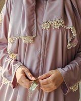 شرشف سستة بني فاتح مزين بالكروشيه اليدوي من لاجور