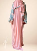 شرشف صلاة رسم باتيك لف وردي وازرق الطرحة مثبتة .