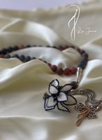 سبحة 33 عقيق برازيلي رمادي وطوبي مزينة بوردة أويا...