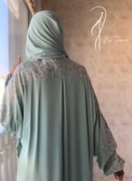 شرشف صلاة رسم باتيك لف اخضر وتفني و الطرحة مثبتة .