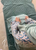 شرشف صلاة رسم باتيك لف اخضر وتفني و الطرحة مثبتة .