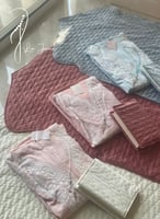 مجموعة 3 اطقم شراشف سستة دانتيل قطن منقط