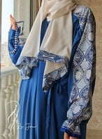 شرشف صلاة ازرق لف رسم باتيك الطرحة مثبتة