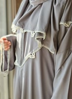 شرشف صلاة سحاب رمادي مزين بالكروشي الابيض و رمادى...