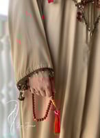 شرشف صلاة سستة بيج على زيتي بالكروشيه كرز احمر