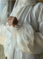 شرشف صلاة دانتيل ابيض سحاب و الطرحة مثبتة .