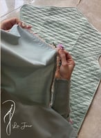 شرشف صلاة أخضر باستيل سستة مزينة بالكروشيه الوردي