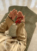 شرشف صلاة سستة بيج على زيتي بالكروشيه كرز احمر