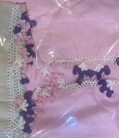 شرشف كروشيه وردي و الطرحة مثبتة .