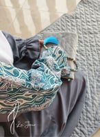 شرشف صلاة لف رسم باتيك رصاصي على ازرق الطرحة مثبتة