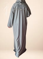 شرشف صلاة سحاب رمادي مزين بالكروشي الابيض و رمادى...