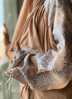 شرشف صلاة رسم باتيك لف بيج غامق و الطرحة مثبتة .